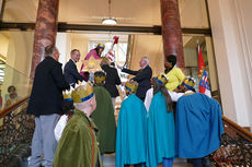 Naumburger Sternsinger zu Besuch beim Hessischen Ministerpräsidenten Volker Bouffier (Foto: Karl-Franz Thiede)